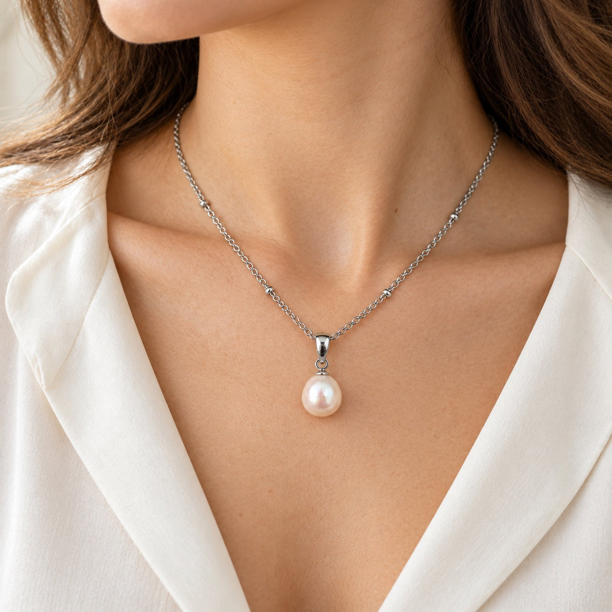 Collier perle d’eau douce blanche porté au cou