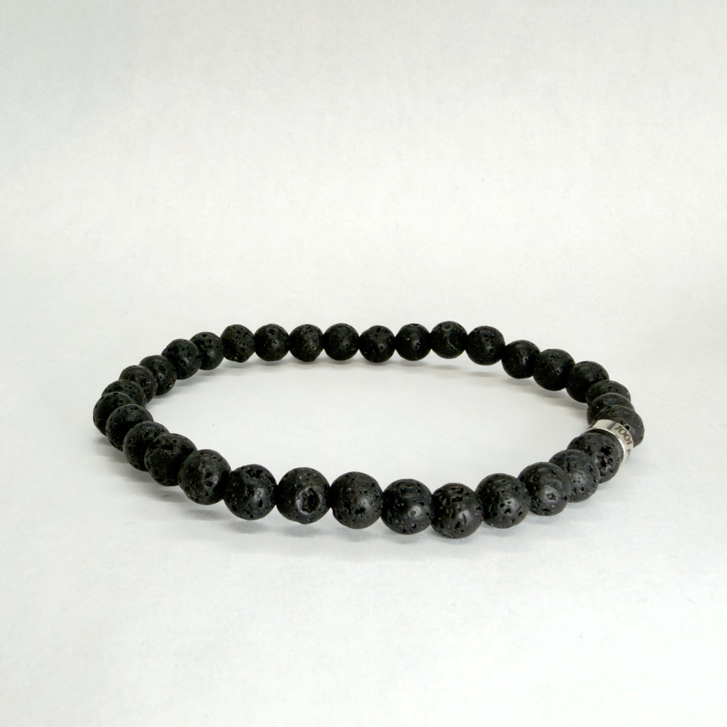 Image principale : "Bracelet homme en perles de pierre de lave noire naturelle 6mm"
Vue portée : "Homme portant bracelet masculin en pierre de lave noire"
Détail : "Perles de pierre de lave volcanique noire 6mm sur bracelet élastique"