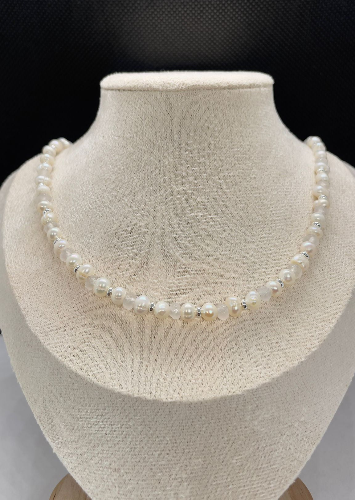 Image principale : "Collier en perles d'eau douce blanches 45 cm avec fermoir acier inoxydable"
Vue portée : "Collier élégant en perles d'eau douce porté au cou"
Détail : "Perles d'eau douce naturelles blanches enfilées sur collier délicat"