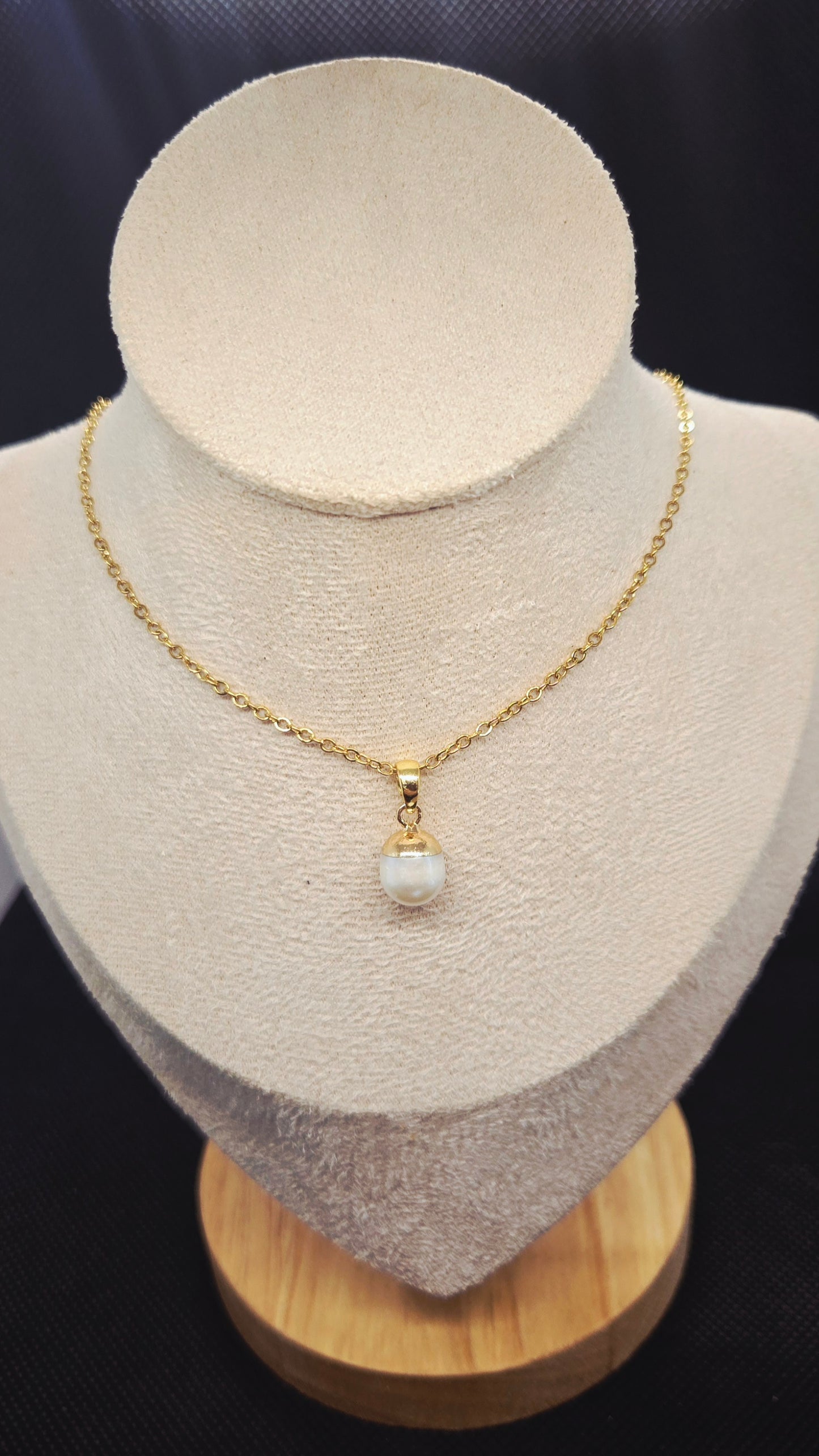 Collier en Perle d'Eau Douce – Bijou Chic
Image principale : "Collier minimaliste avec perle d'eau douce blanche sur chaîne acier inoxydable"
Vue portée : "Collier délicat en perle d'eau douce porté style minimaliste"
Détail : "Perle d'eau douce naturelle blanche sur chaîne fine en acier"