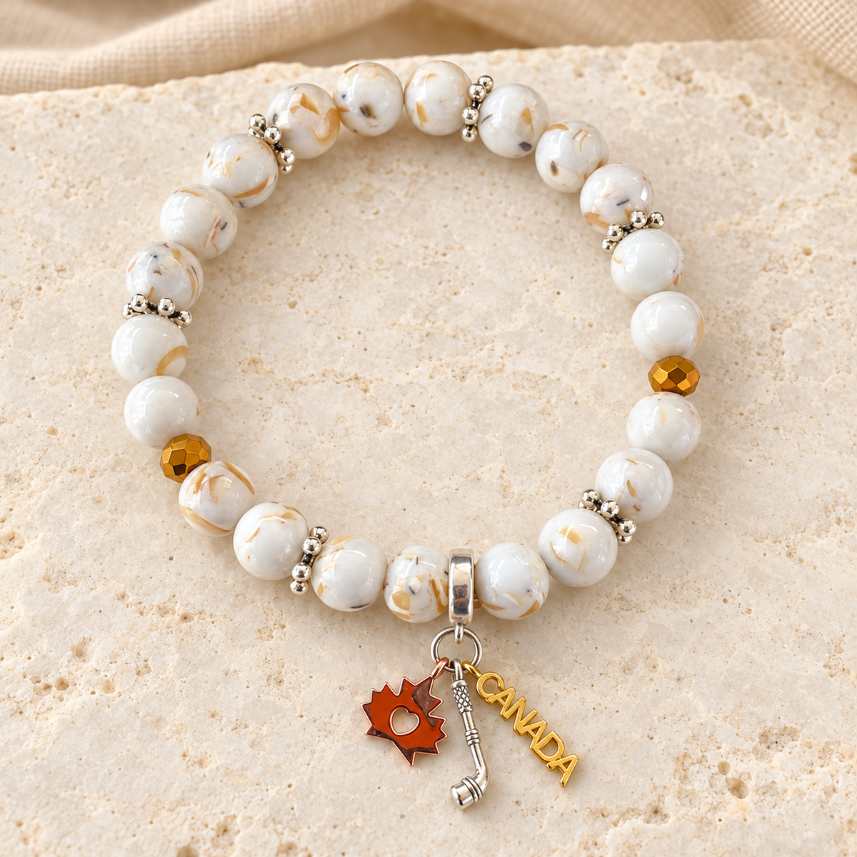 Bracelet Canada Cross en howlite blanche marbrée dorée sur fond chic