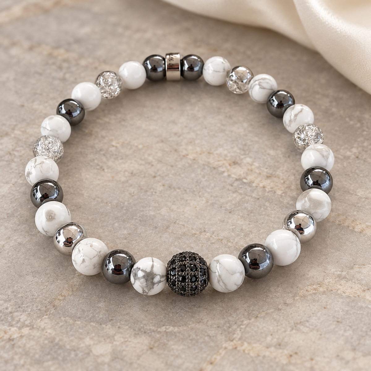 Bracelet Chic en howlite, hématite et cristal sur fond luxueux