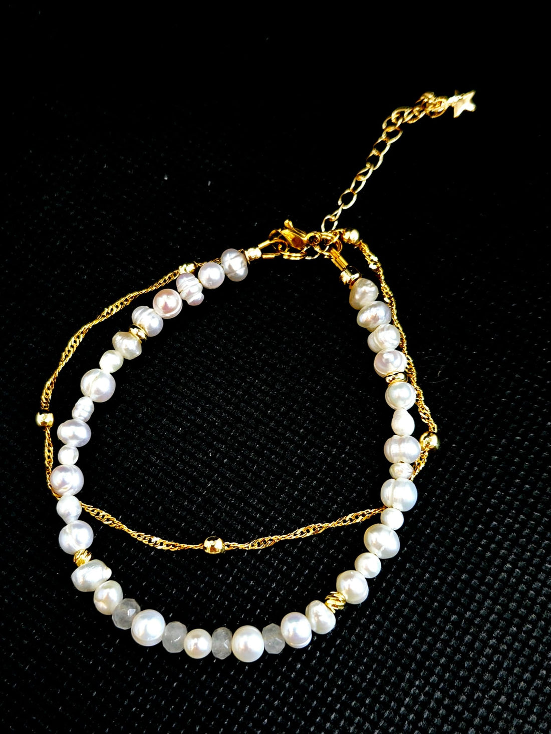 Bracelet en perles d eau douce doublé d un bracelet fin en acier inoxydable 