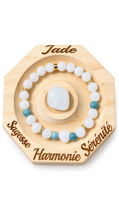 Bracelet jade blanche et sa pierre avec support en bois gravé