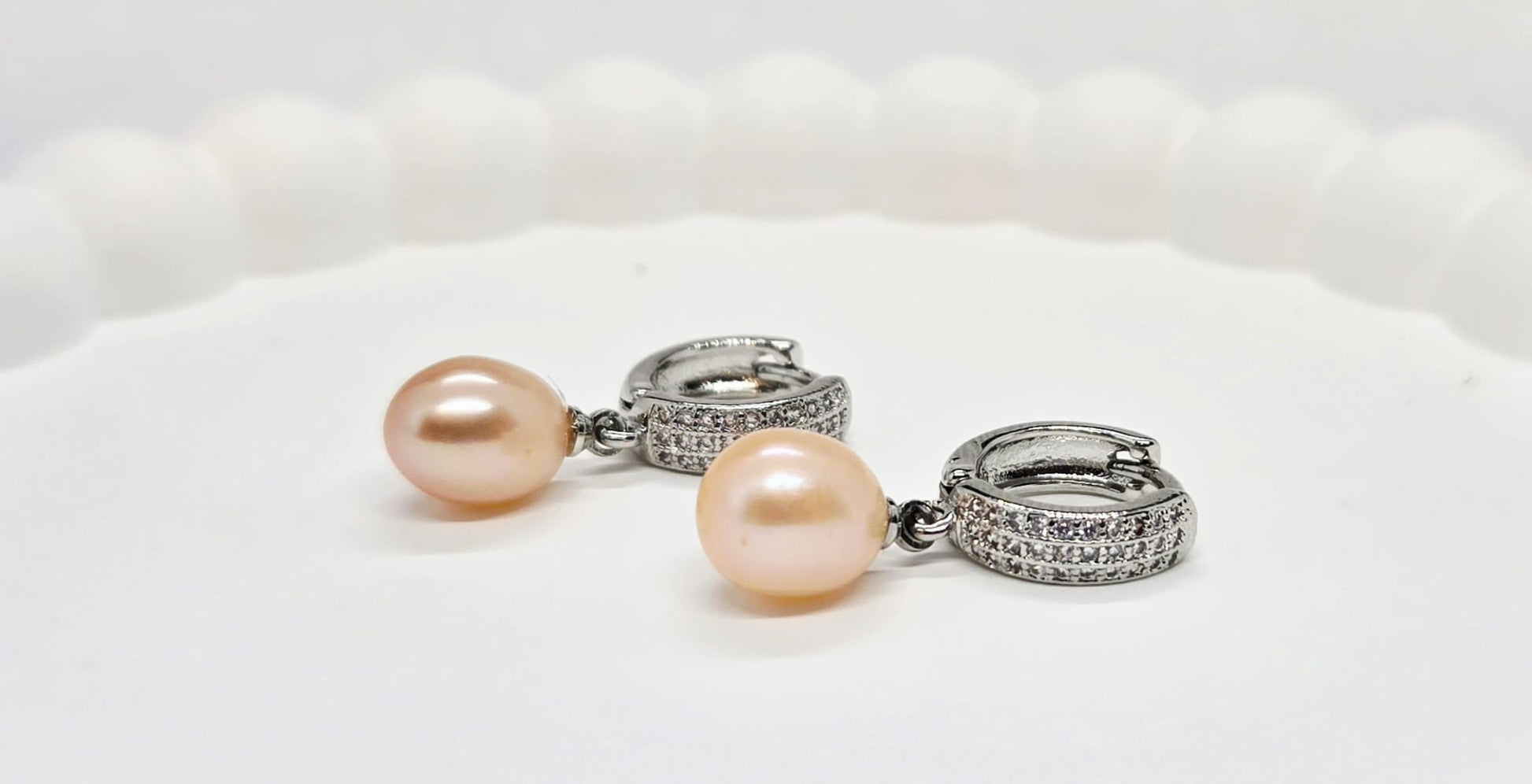 Boucles d'Oreilles Perles d'Eau Douce Rose
Image principale : "Boucles d'oreilles pendantes en perles d'eau douce rose avec tiges acier inoxydable"
Vue portée : "Femme portant des boucles d'oreilles en perles d'eau douce rose"
Détail : "Perles d'eau douce rose naturelles sur boucles d'oreilles acier"