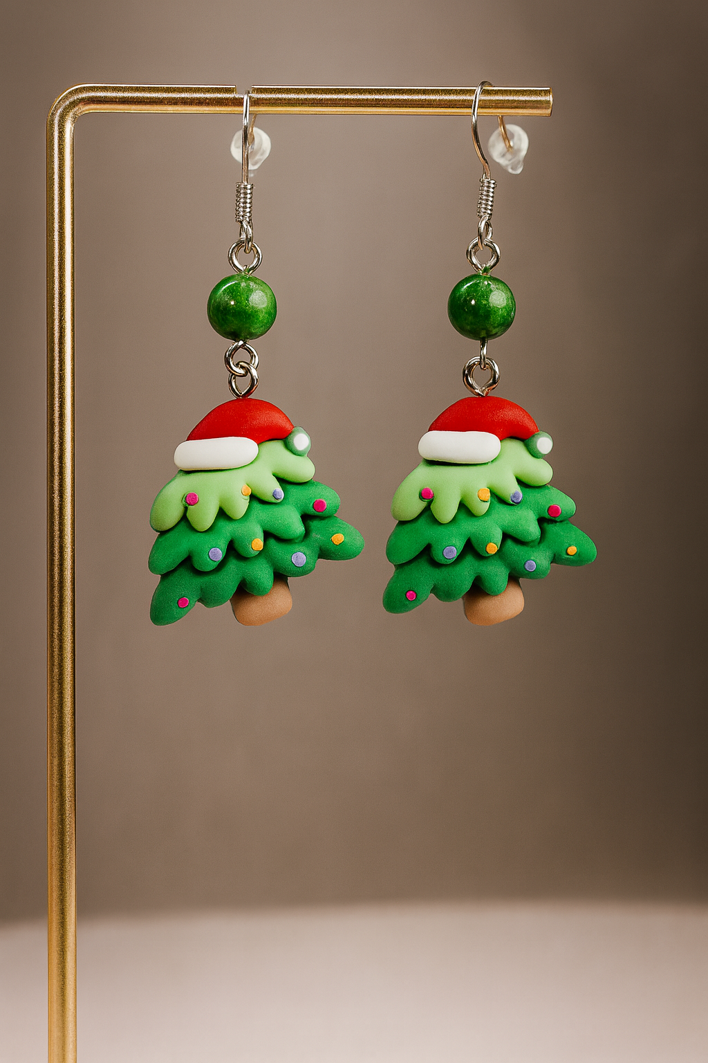 Image principale : "Boucles d'oreilles sapin de Noël en pierres naturelles vertes et acier inoxydable"
Vue portée : "Boucles d'oreilles festives en forme de sapin de Noël portées"
Détail : "Pendentifs sapin de Noël avec perles de pierres naturelles vertes"