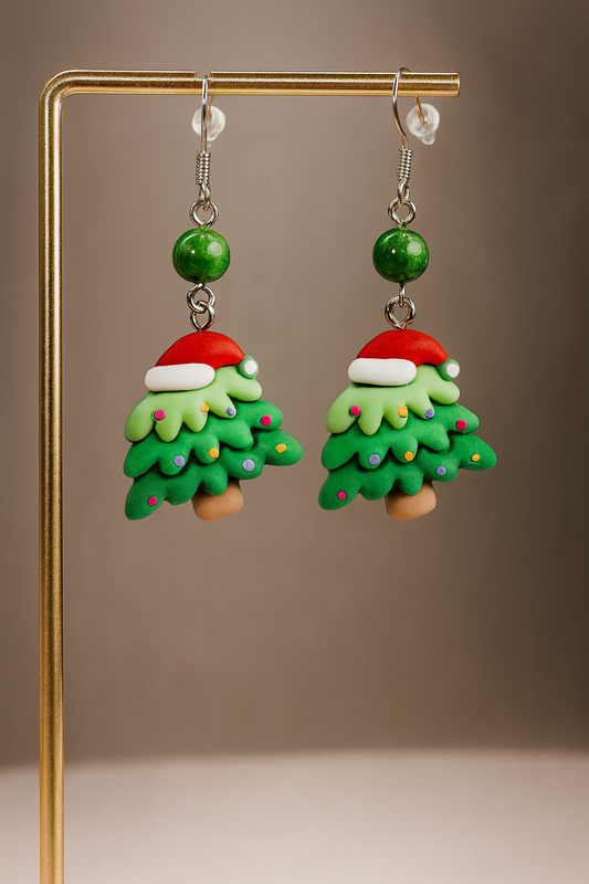Image principale : "Boucles d'oreilles sapin de Noël en pierres naturelles vertes et acier inoxydable"
Vue portée : "Boucles d'oreilles festives en forme de sapin de Noël portées"
Détail : "Pendentifs sapin de Noël avec perles de pierres naturelles vertes"