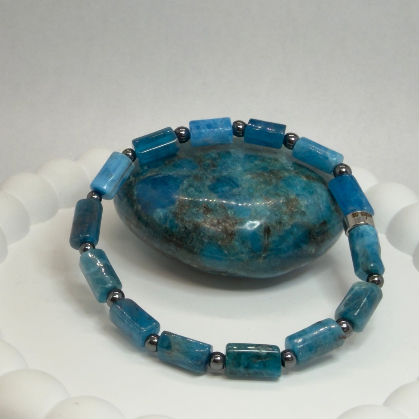 Bracelet Apatite Bleue & Hématite
Image principale : "Bracelet en apatite bleue et hématite argentée pierres naturelles"
Vue portée : "Bracelet bleu et argenté en apatite et hématite porté"
Détail : "Perles d'apatite bleue et hématite métallisée sur bracelet"