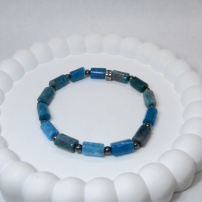 Bracelet Apatite Bleue & Hématite
Image principale : "Bracelet en apatite bleue et hématite argentée pierres naturelles"
Vue portée : "Bracelet bleu et argenté en apatite et hématite porté"
Détail : "Perles d'apatite bleue et hématite métallisée sur bracelet"