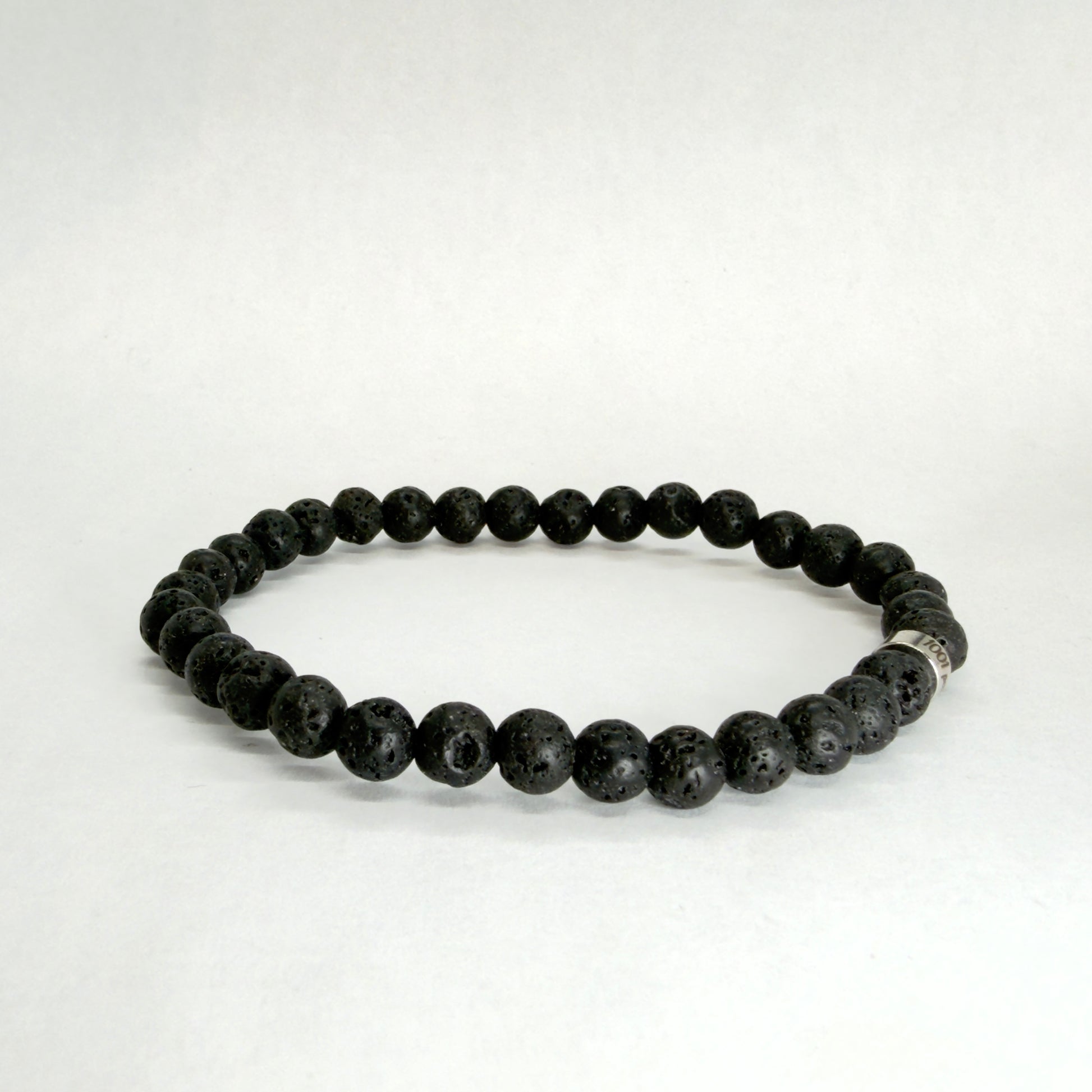 
Image principale : "Bracelet homme en perles de pierre de lave noire naturelle 6mm"
Vue portée : "Homme portant bracelet masculin en pierre de lave noire"
Détail : "Perles de pierre de lave volcanique noire 6mm sur bracelet élastique"