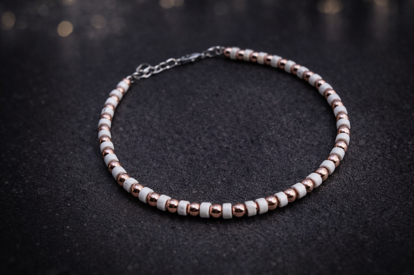 Bracelet de cheville ajustable en hématite rose et howlite blanche, bijou en pierres naturelles fabriqué au Québec