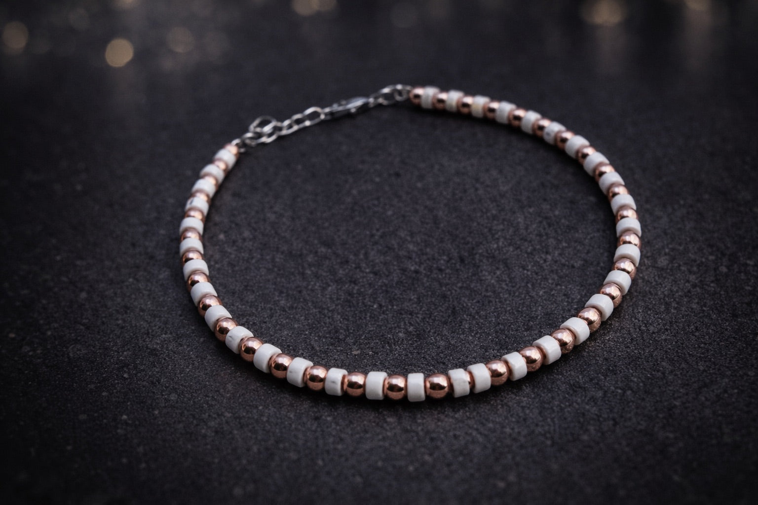 Bracelet de cheville ajustable en hématite rose et howlite blanche, bijou en pierres naturelles fabriqué au Québec