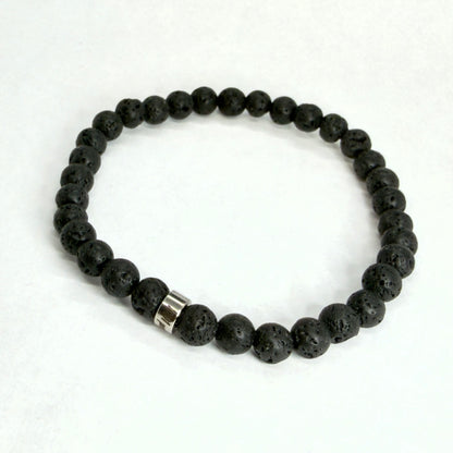 Bracelet Homme Pierre de Lave 6mm
Image principale : "Bracelet homme en perles de pierre de lave noire naturelle 6mm"
Vue portée : "Homme portant bracelet masculin en pierre de lave noire"
Détail : "Perles de pierre de lave volcanique noire 6mm sur bracelet élastique"