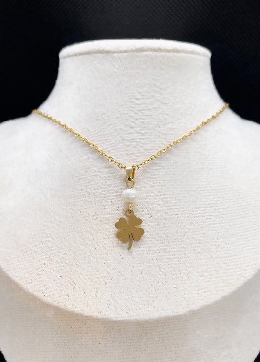 Collier Chance (Trèfle 4 Feuilles)
Image principale : "Collier porte-bonheur avec pendentif trèfle à 4 feuilles doré et perle d'eau douce"
Vue portée : "Collier chance avec trèfle doré et perle blanche porté"
Détail : "Pendentif trèfle à 4 feuilles en acier inoxydable doré avec perle d'eau douce"
