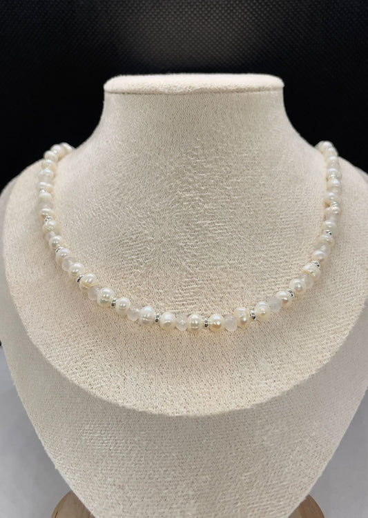
Image principale : "Collier en perles d'eau douce blanches 45 cm avec fermoir acier inoxydable"
Vue portée : "Collier élégant en perles d'eau douce porté au cou"
Détail : "Perles d'eau douce naturelles blanches enfilées sur collier délicat"