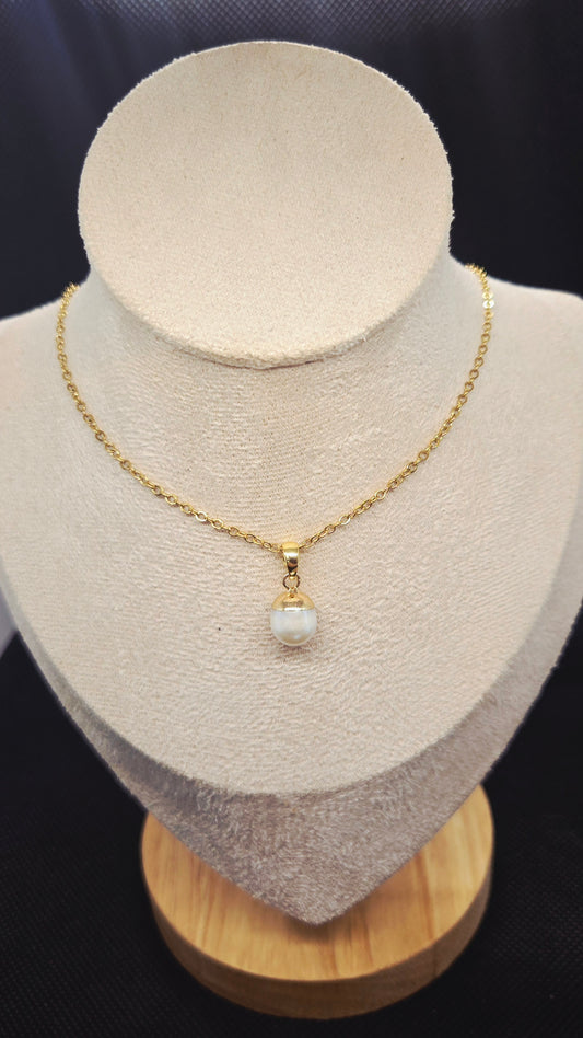 Collier en Perle d'Eau Douce – Bijou Chic
Image principale : "Collier minimaliste avec perle d'eau douce blanche sur chaîne acier inoxydable"
Vue portée : "Collier délicat en perle d'eau douce porté style minimaliste"
Détail : "Perle d'eau douce naturelle blanche sur chaîne fine en acier"