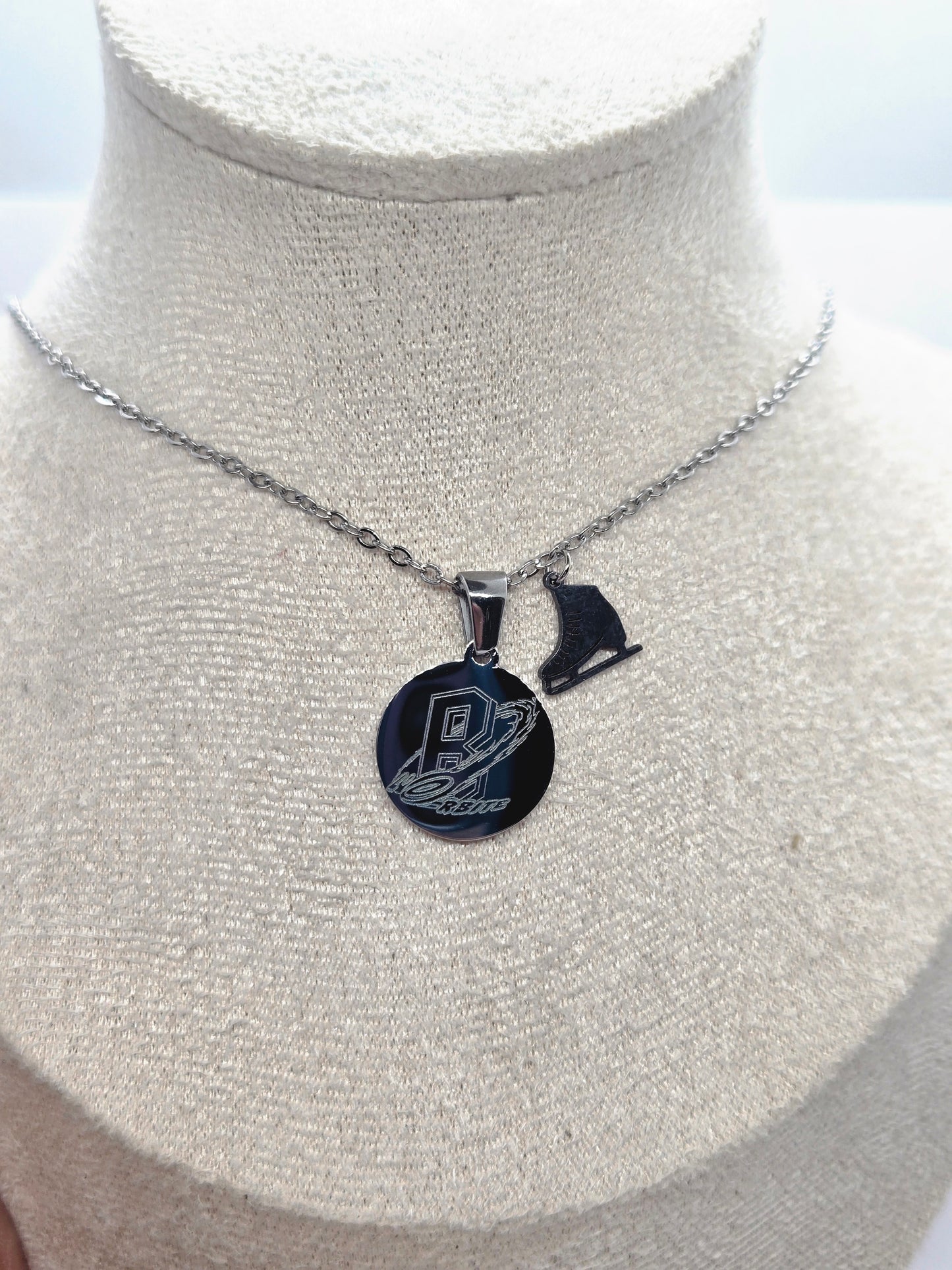 Collier Orbite : "Collier acier inoxydable gravé logo Orbite Boucherville, bijou artisanal québécois"