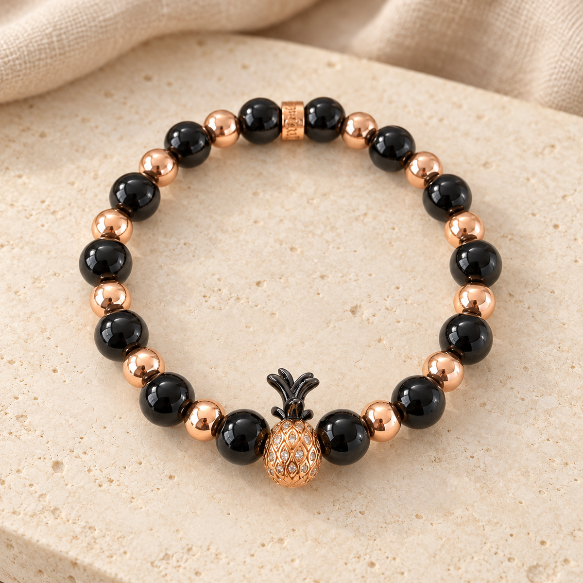 Bracelet Ananas en agate noire et hématite sur fond chic