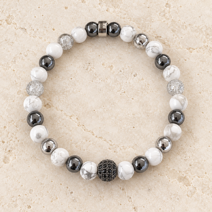 Bracelet Chic en howlite, hématite et cristal sur fond luxueux