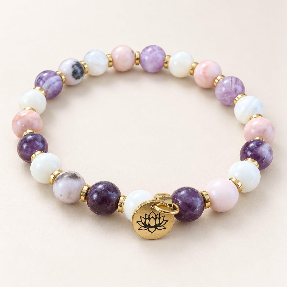 Bracelet Fleur de lotus en améthyste, jaspe rose et coquillage sur fond blanc