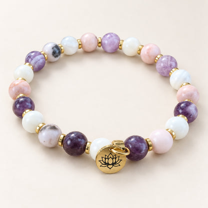 Bracelet Fleur de lotus en améthyste, jaspe rose et coquillage sur fond blanc