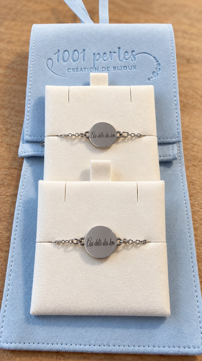 Bracelets argentés gravés Au-delà des km sur présentoir 1001 Perles