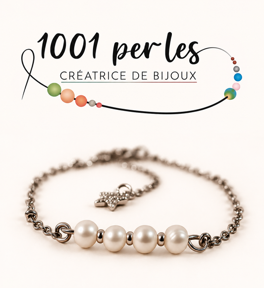 Bracelet en perles d’eau douce blanches et chaîne argentée sur fond clair