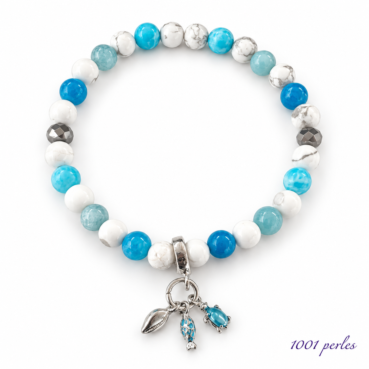 Bracelet Plage en calcédoine, aigue-marine et howlite sur fond blanc, signature 1001 perles