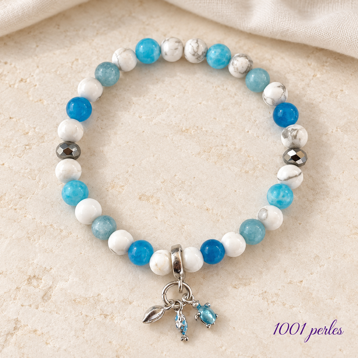 Bracelet Plage en calcédoine, aigue-marine et howlite sur fond chic, signature 1001 perles
