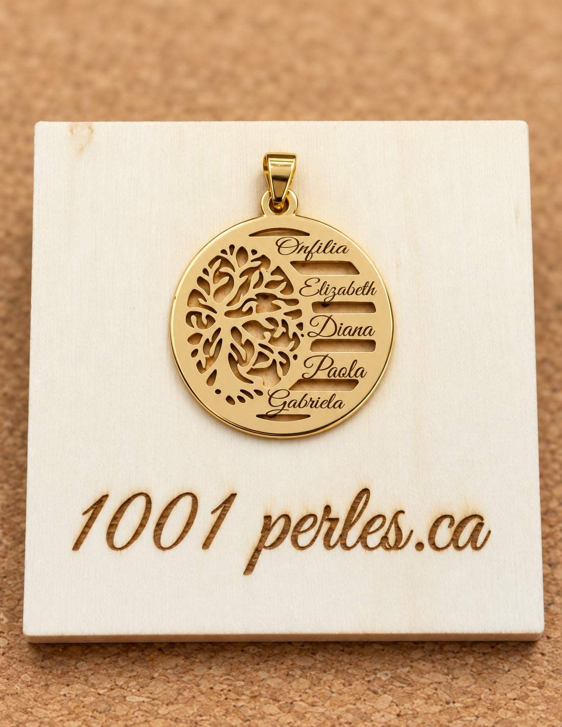 Pendentif arbre de vie doré gravé avec cinq prénoms