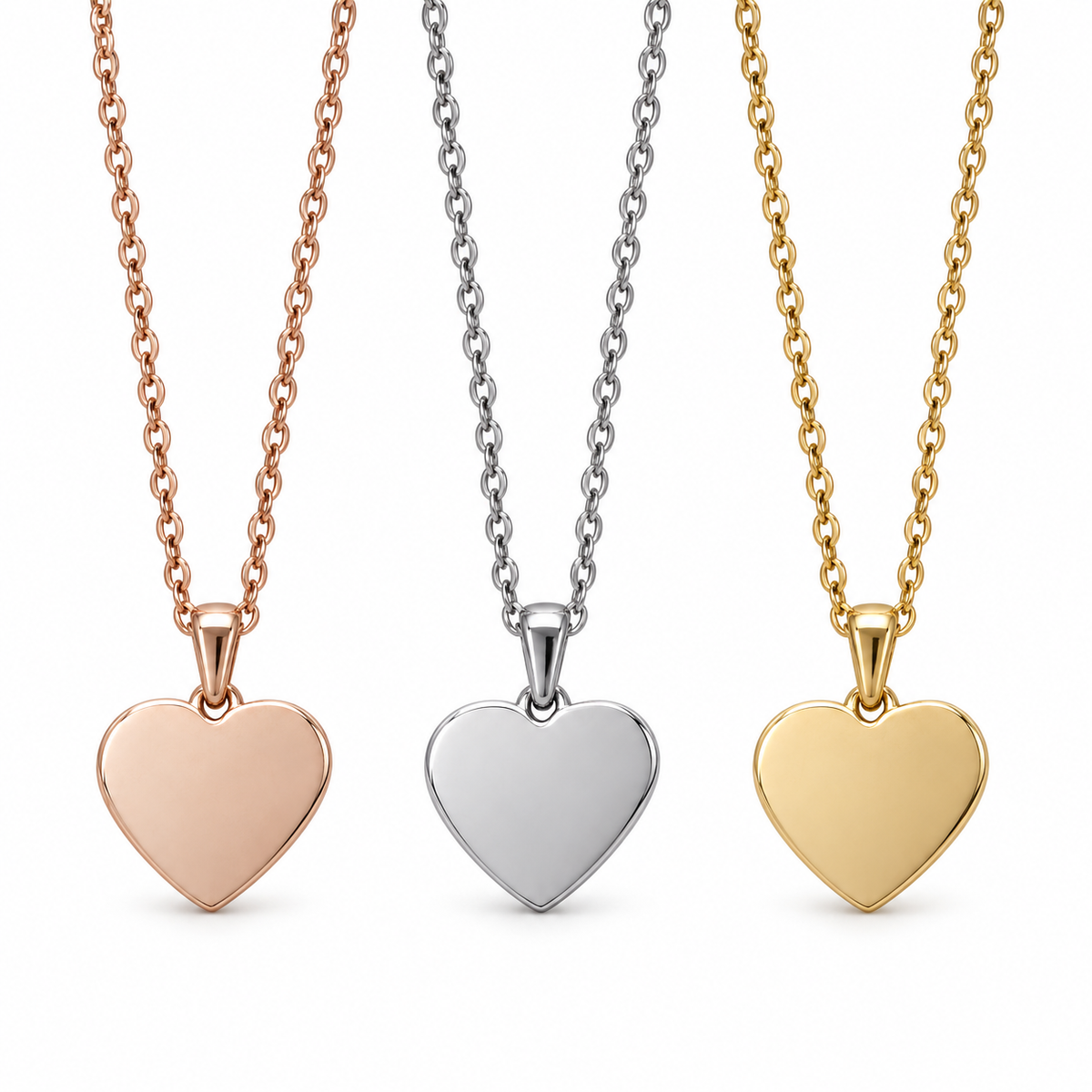 Colliers cœur en or rose, argent et or sur fond blanc