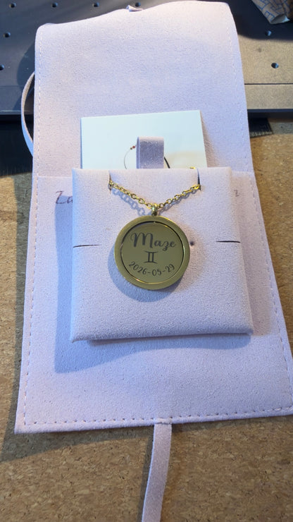 Exemple de collier de naissance doré gravé avec prénom, signe astrologique et date