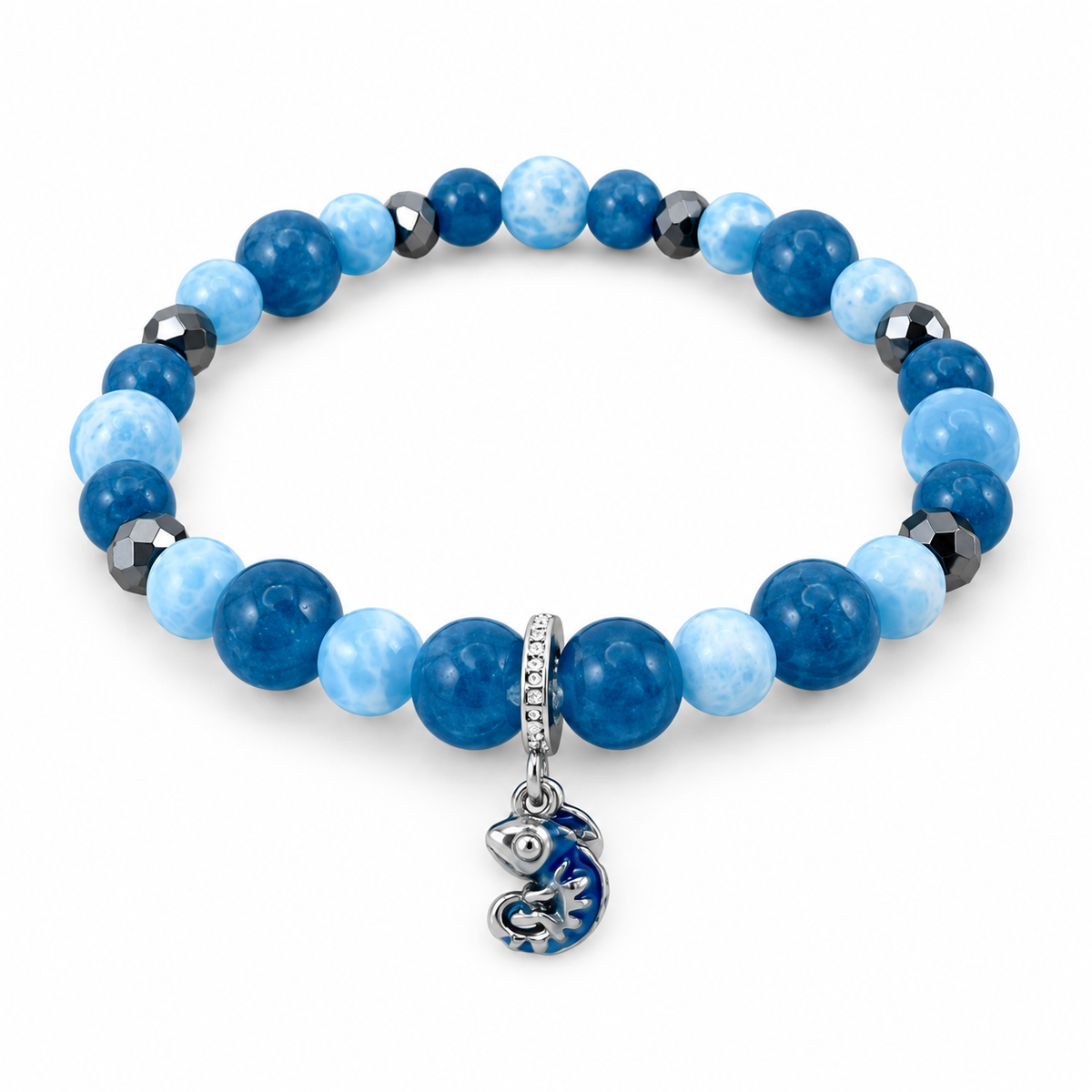 Bracelet caméléon, perles bleues et breloque argentée sur fond blanc