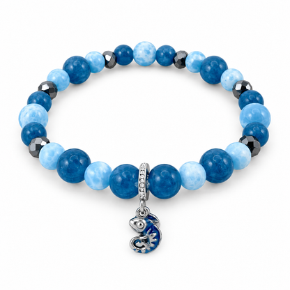 Bracelet caméléon, perles bleues et breloque argentée sur fond blanc