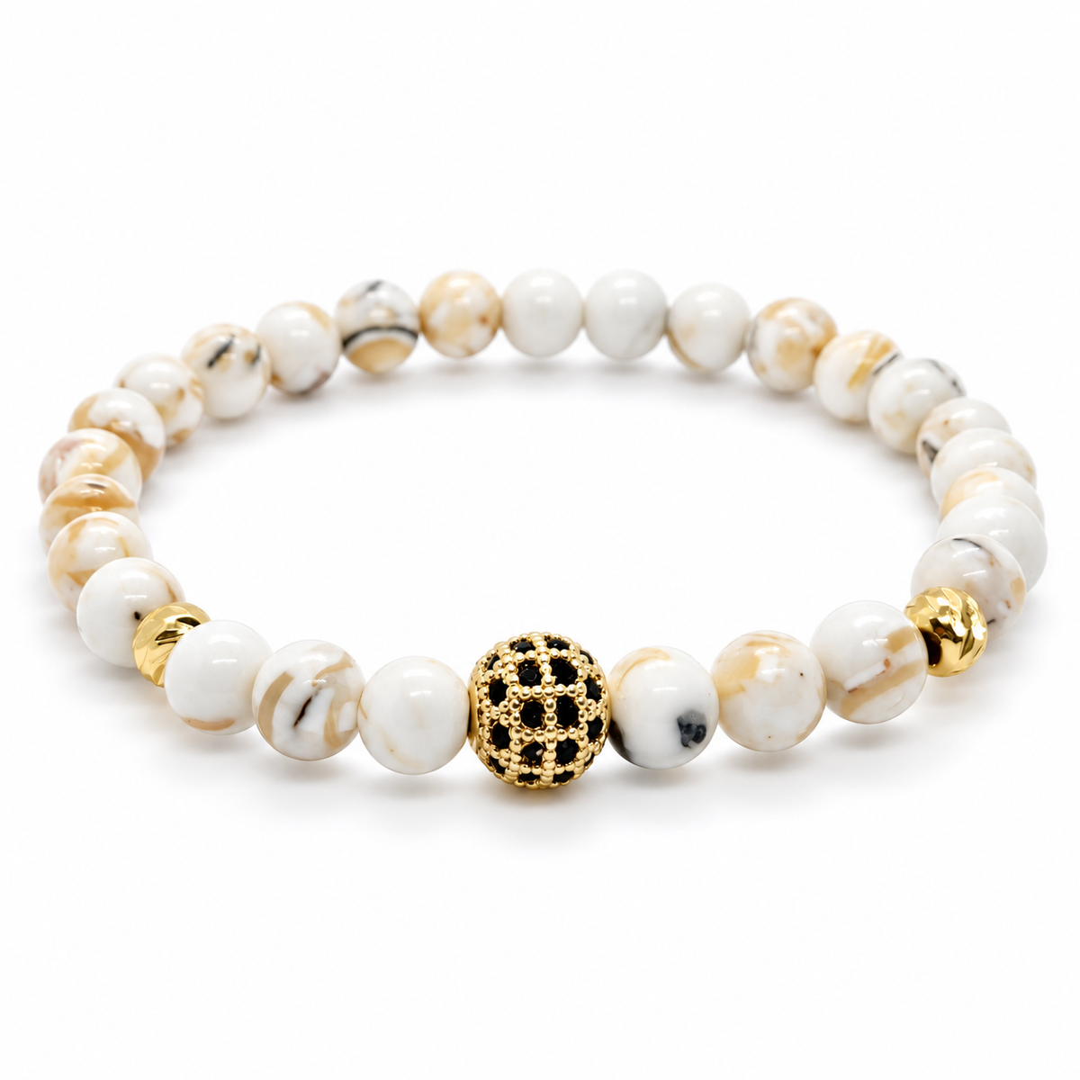 Bracelet Pureté en perles blanches et crème, détail doré, sur fond blanc