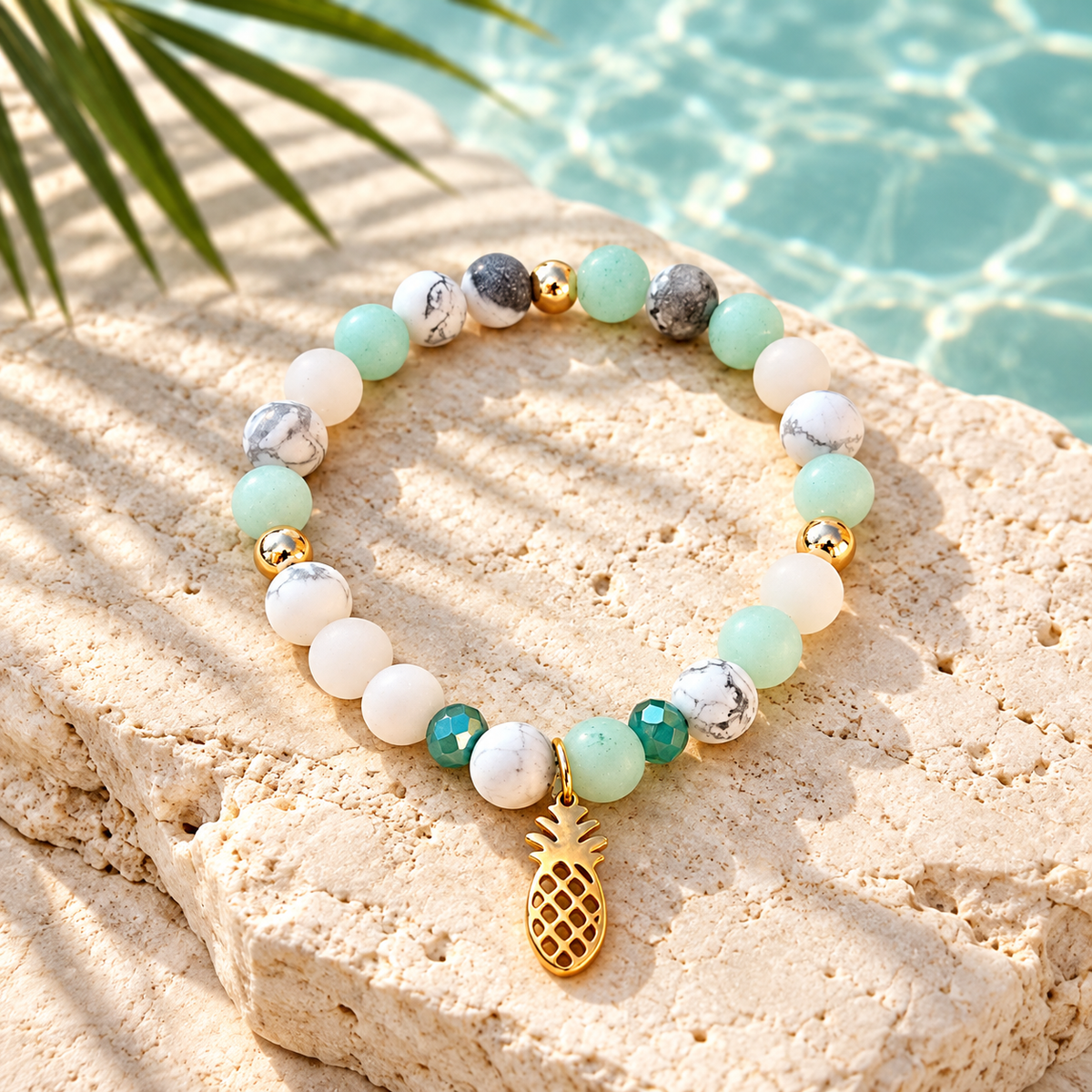 Bracelet Bahamas aux perles multicolores et breloque ananas sur décor tropical