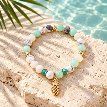Bracelet Bahamas aux perles multicolores et breloque ananas sur décor tropical