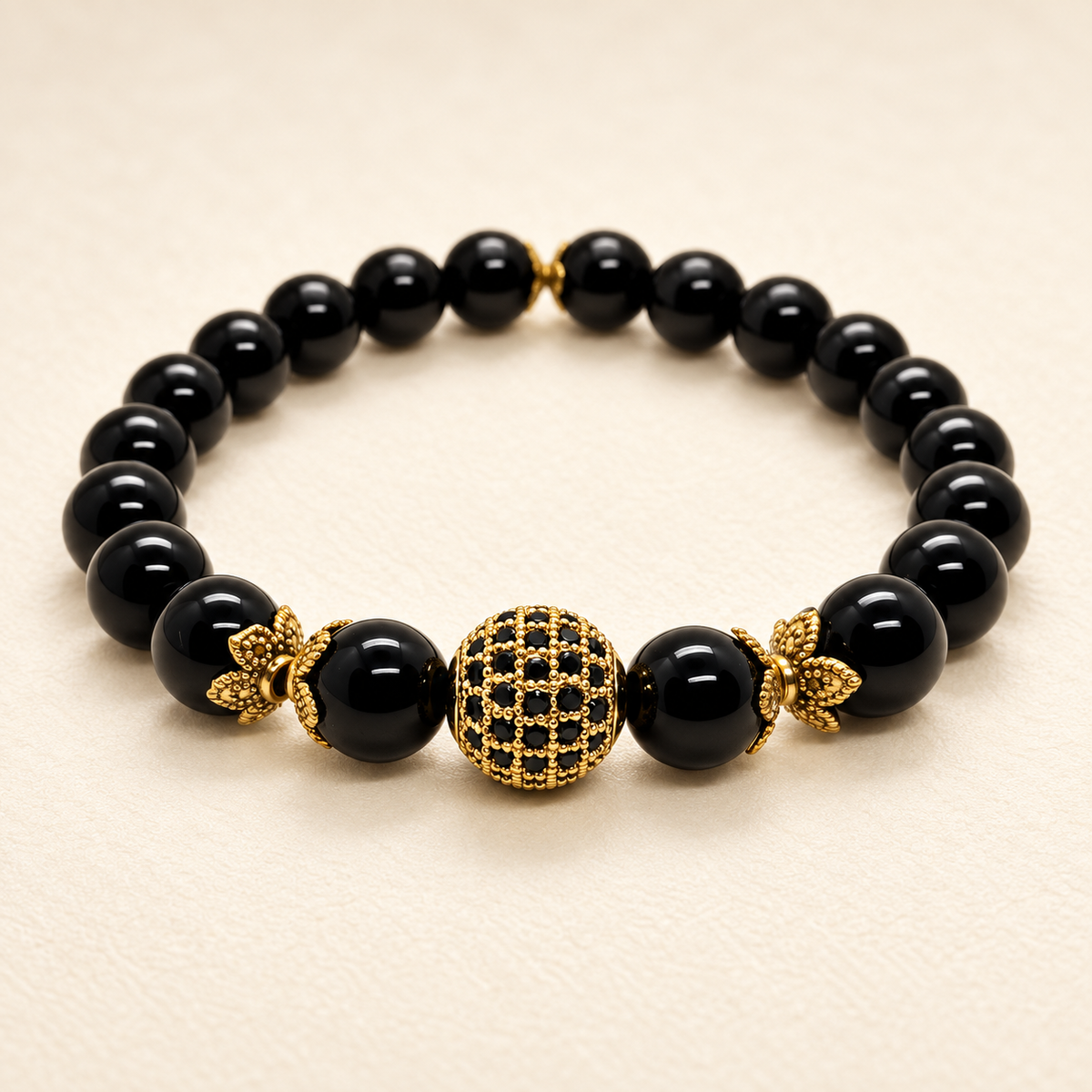 Bracelet Allure, perles noires et accents dorés sur fond crème