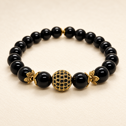 Bracelet Allure, perles noires et accents dorés sur fond crème