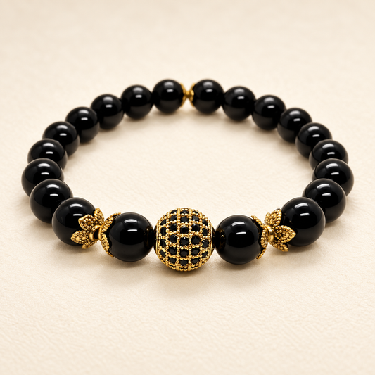 Bracelet Allure, perles noires et accents dorés sur fond crème
