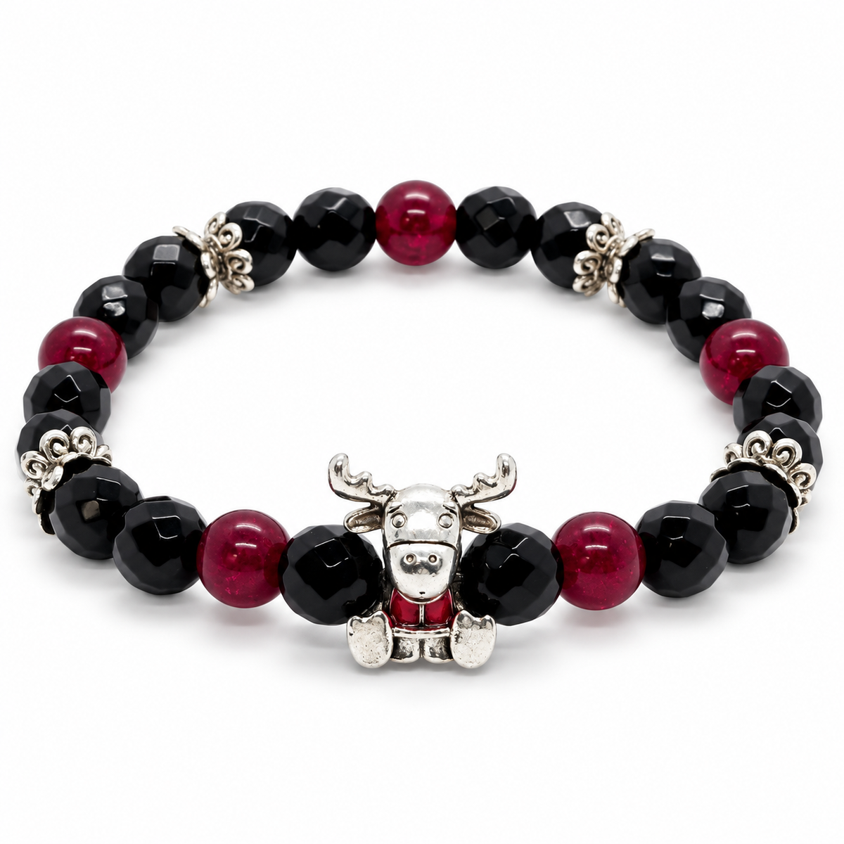 Bracelet Caribou, perles noires et bordeaux et breloque argentée sur fond blanc