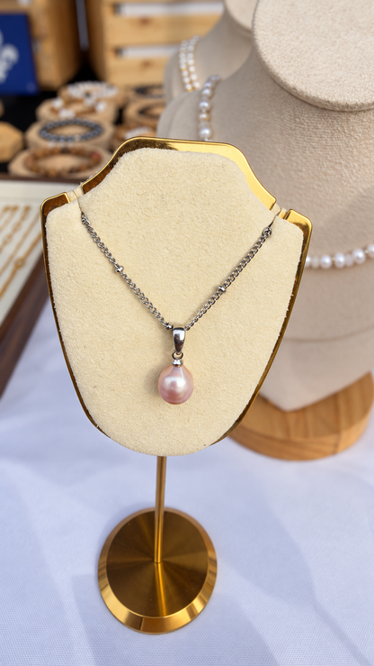 Collier perle d’eau douce rosée avec arrière-plan flouté