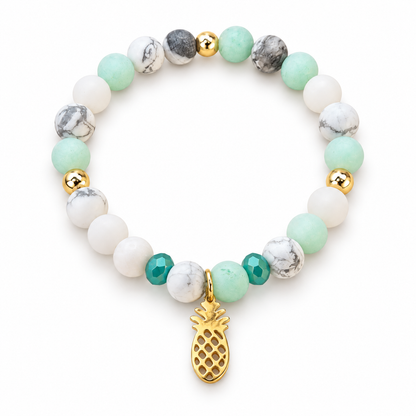 Bracelet Bahamas aux perles multicolores et breloque ananas sur fond blanc