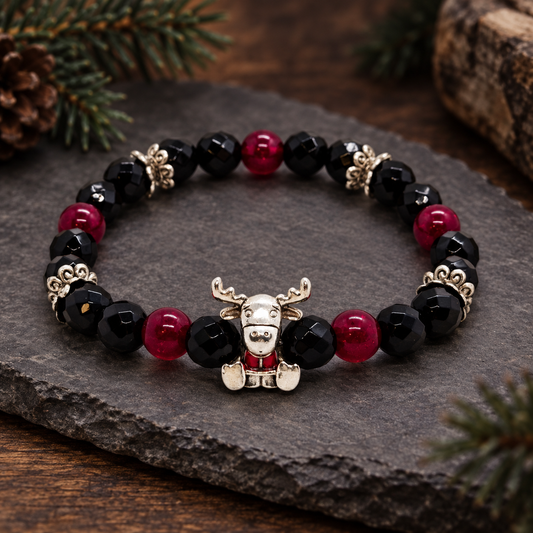 Bracelet Caribou, perles noires et bordeaux et breloque argentée sur ardoise sombre