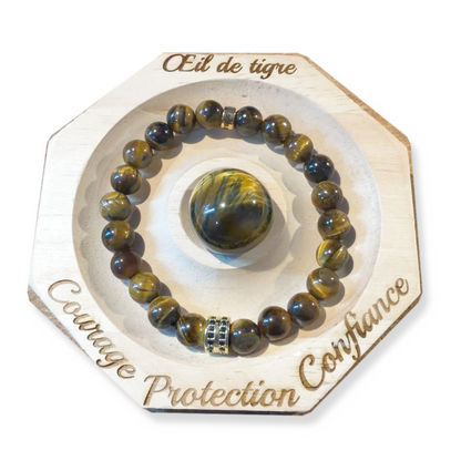 Ensemble œil de tigre avec bracelet, sphère et support gravé sur fond blanc