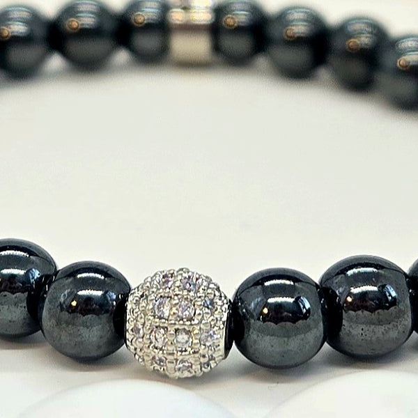 Gros plan du Bracelet Hématite — détail du bijou réel