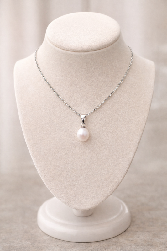 White freshwater pearl necklace