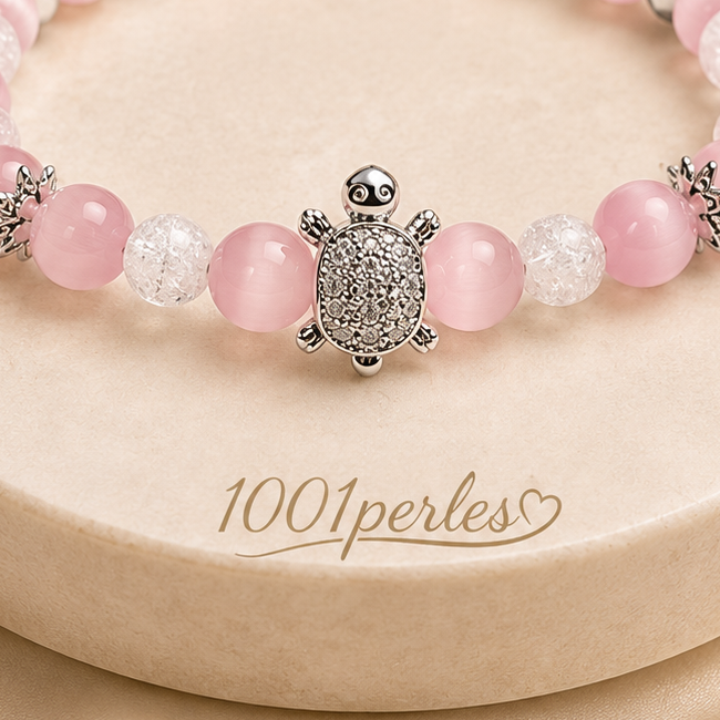 Gros plan du Bracelet Tortue Rose – œil de chat et cristal — détail du bijou réel